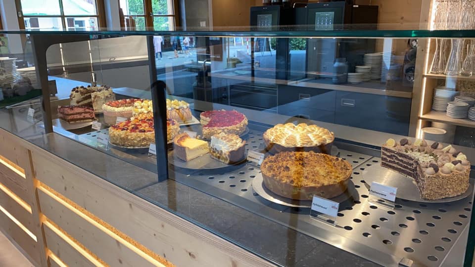 Theke mit Kuchen